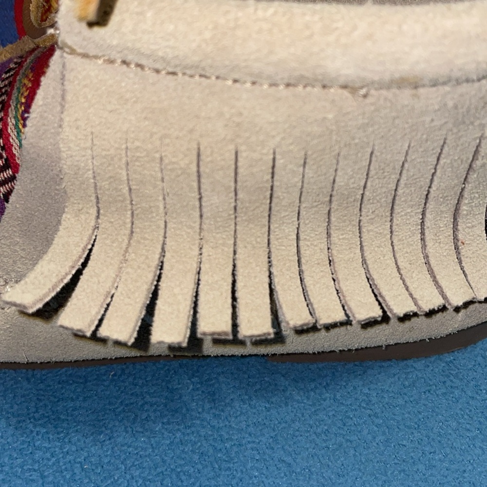 Minnetonka girls’ size 1 moccasins, NWOT - Picture 8 of 8
